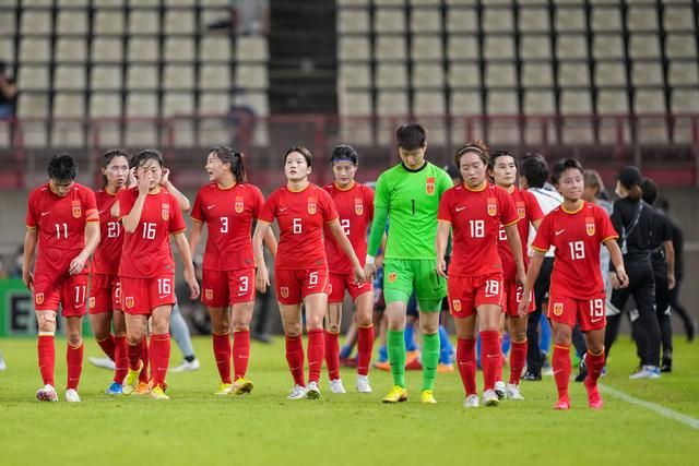《如果声音不记得》蝉联亚军，单日票房2165万，与前一日相比下降37.7%，累计票房 吉克隽逸和王源同框 娱乐圈“美白神器”上线！