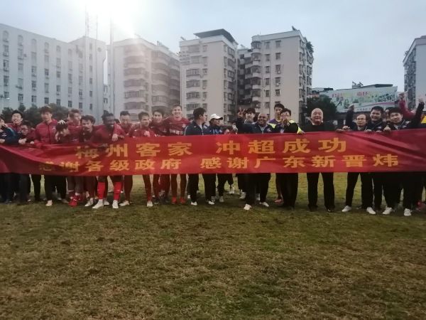近日大S终于曝出照片，可以看到她状态非常好，穿着宽松上衣正面入镜，完全没有遮掩孕肚。