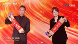 据悉，斯嘉丽·约翰逊将首次担任剧集主演，新作为Amazon出品的限定惊悚剧《正当防卫》(Just Cause)，同时她还将担任该剧执行制作人，参与剧集创作。