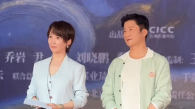 《艾米丽在巴黎》续订第2季 莉莉·柯林斯感情成谜 2020-11-12 近日，由莉莉·柯林斯主演的都市时尚浪漫喜剧《艾米丽在巴黎》宣布续订第二季。